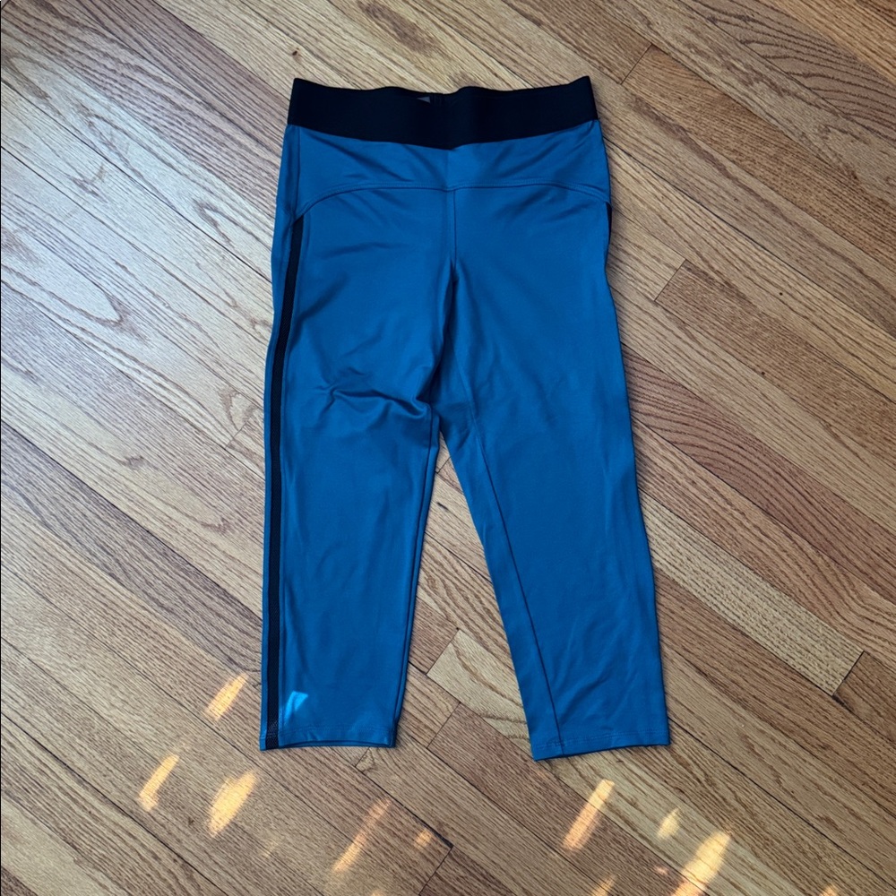 Heroine Sport Teal and Black Crop Leggings